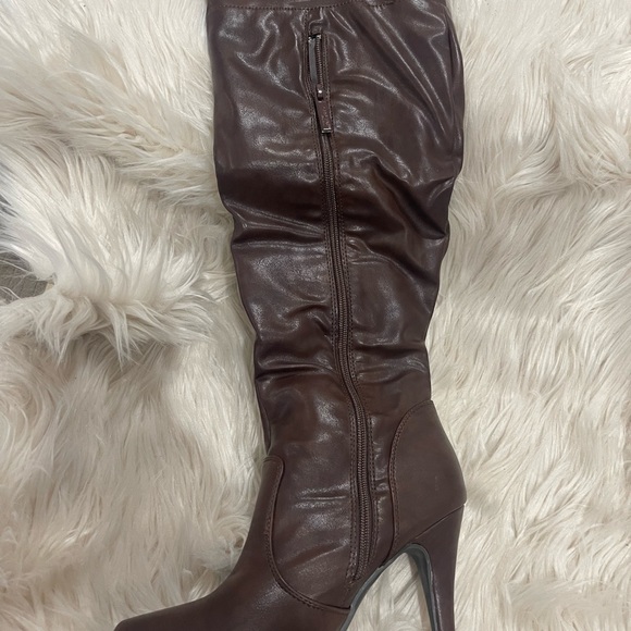 Knee-high boots - Picture 2 of 4